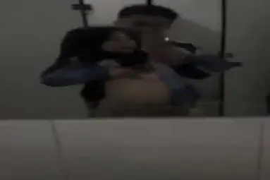 Main Berdiri Di Kamar Mandi Hotel